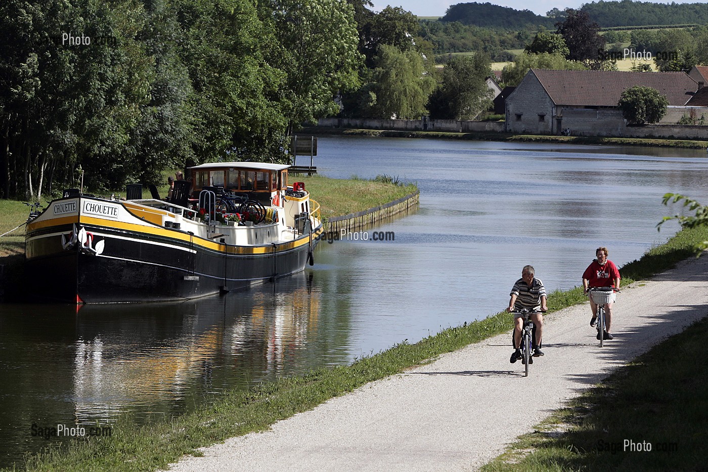 NAVIGATION ET VELO SUR LE BORD DU CANAL DU NIVERNAIS, VINCELLES, YONNE (89), BOURGOGNE, FRANCE 