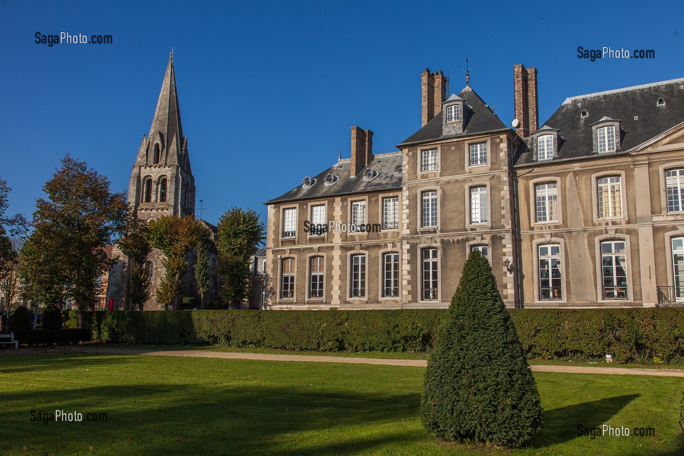 EGLISE SAINT-DENIS A COTE DU CHATEAU D’ATHIS EDIFIE AU 17 EME SIECLE ET OCCUPE AUJOURD’HUI PAR LE GROUPE SCOLAIRE SAINT-CHARLES, ATHIS-MONS, ESSONNE (91), FRANCE 