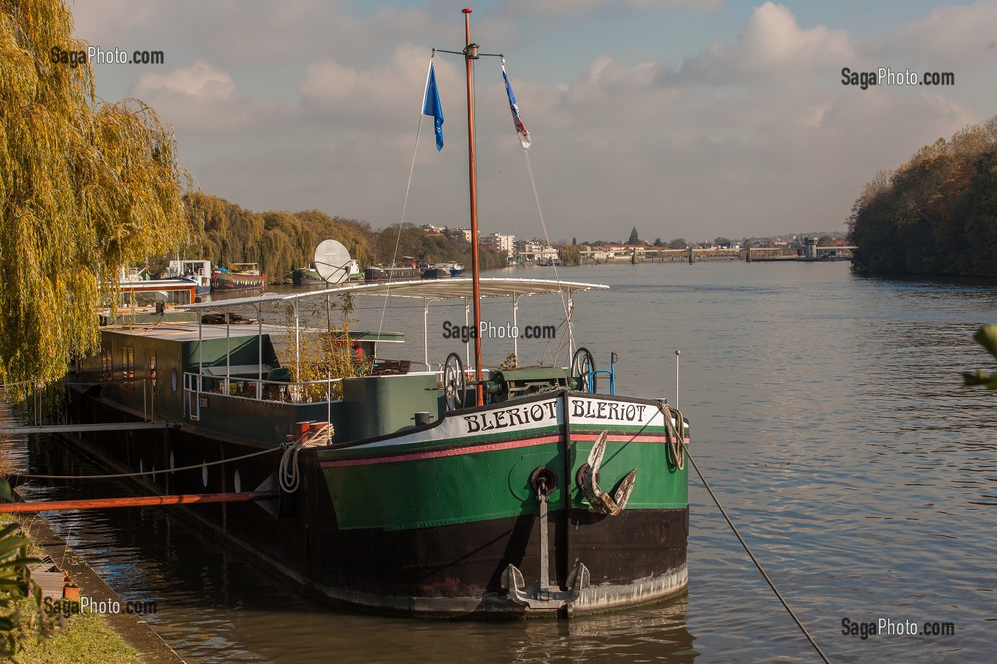 PENICHES AMARREE AU QUAI DE L’ORGE, BORDS DE SEINE A ATHIS-MONS, ESSONNE (91), FRANCE 