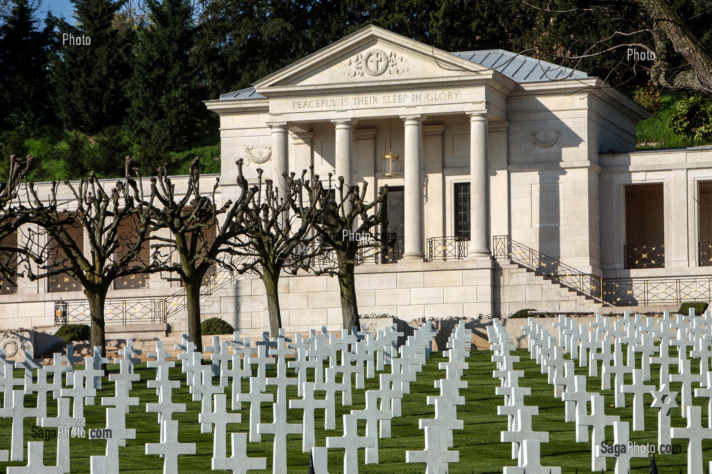 CIMETIERE AMERICAIN DE SURESNES ASSOCIANT LES TOMBES DES SOLDATS AMERICAINS MORTS DURANT LA PREMIERE ET LA SECONDE GUERRE MONDIALE, PENTES DU MONT VALERIEN, HAUTS-DE-SEINE (92), FRANCE 