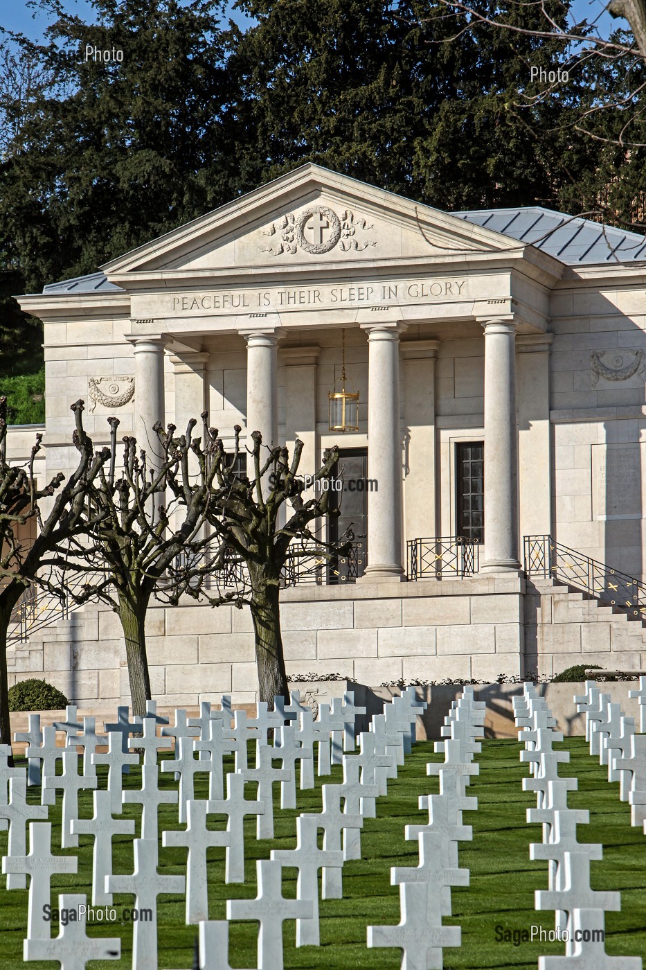 CIMETIERE AMERICAIN DE SURESNES ASSOCIANT LES TOMBES DES SOLDATS AMERICAINS MORTS DURANT LA PREMIERE ET LA SECONDE GUERRE MONDIALE, PENTES DU MONT VALERIEN, HAUTS-DE-SEINE (92), FRANCE 