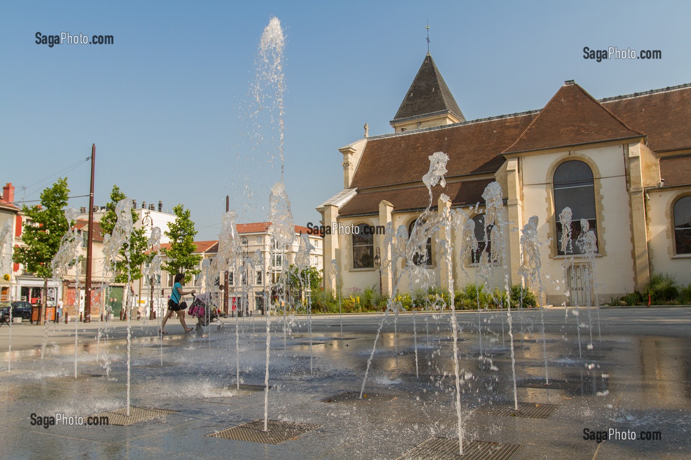 FONTAINE, EGLISE SAINT MARIE MADELEINE, PLACE JEAN GRANDEL, GENNEVILLIERS, HAUTS-DE-SEINE (92), ILE-DE-FRANCE, FRANCE 