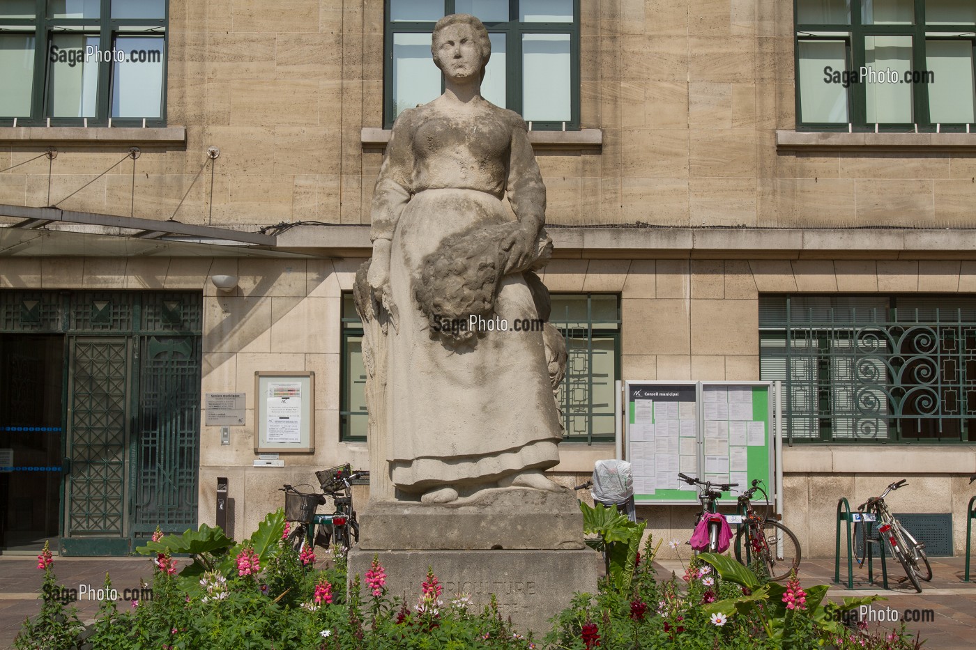 SCULPTURE, L'AGRICULTURE DITE L'HORTICULTURE, LA JARDINIERE OU LE JARDINAGE PAR LUCIEN GIBERT (1944) DEVANT HOTEL DE VILLE, MONTREUIL-SOUS-BOIS, SEINE-SAINT-DENIS (93), ILE-DE-FRANCE, FRANCE 