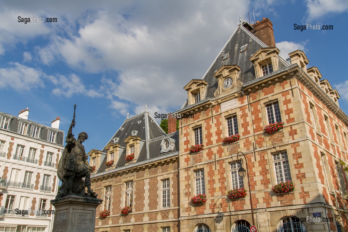 MAIRIE ET STATUE D'HENRI IV, PLACE ARTHUR DUSSAULT, CHARENTON LE PONT, VAL-DE-MARNE  (94), ILE-DE-FRANCE, FRANCE 