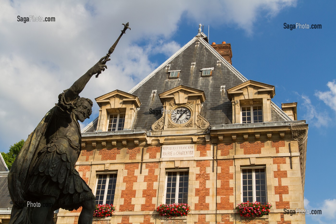 MAIRIE ET STATUE D'HENRI IV, PLACE ARTHUR DUSSAULT, CHARENTON LE PONT, VAL-DE-MARNE  (94), ILE-DE-FRANCE, FRANCE 