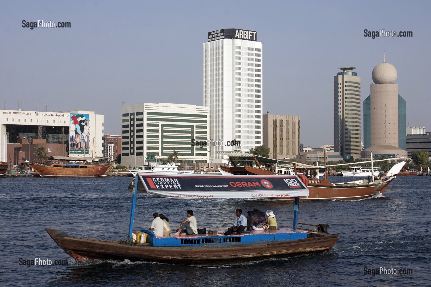 BATEAU 'ABRAH' CIRCULANT DANS LA CRIQUE DE DUBAI, DUBAI CREEK, DUBAI, EMIRATS ARABES UNIS 