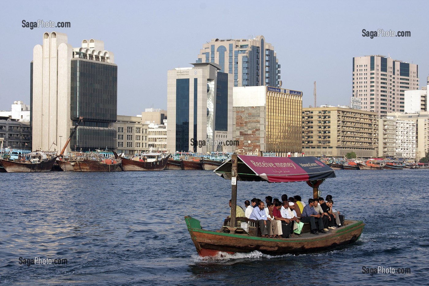 BATEAU 'ABRAH' CIRCULANT DANS LA CRIQUE DE DUBAI, DUBAI CREEK, DUBAI, EMIRATS ARABES UNIS 