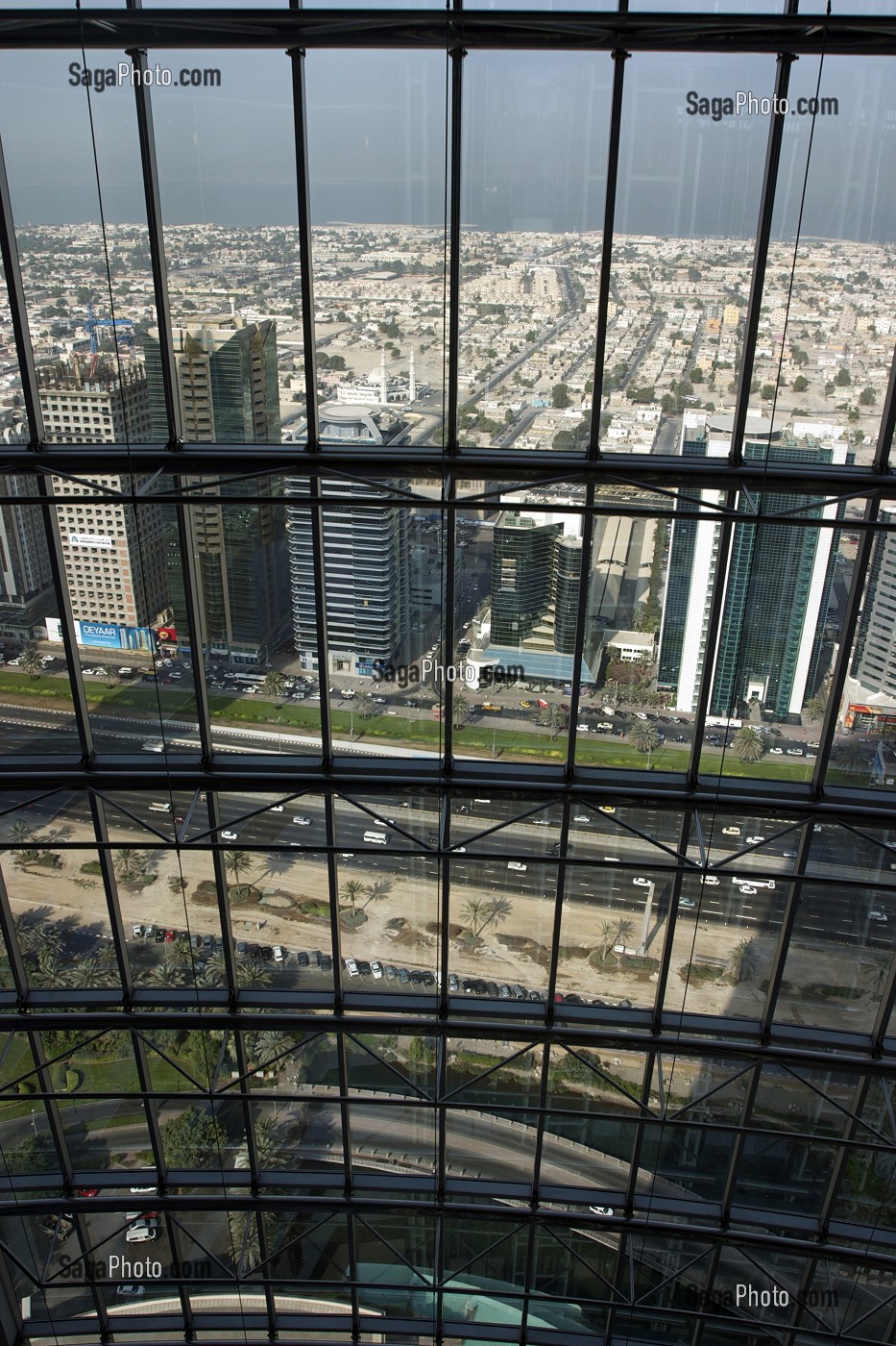 VUE SUR SHEIKH ZAYED ROAD ET LES PLAGES DE JUMEIRAH A TRAVERS LA FACADE EN VERRE DE L'HOTEL EMIRATES TOWER, DUBAI, EMIRATS ARABES UNIS 