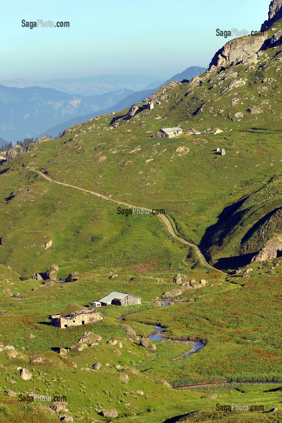 EXPLOITATION AGRICOLE EN ALPAGE, BEAUFORTAIN, SAVOIE (73) 