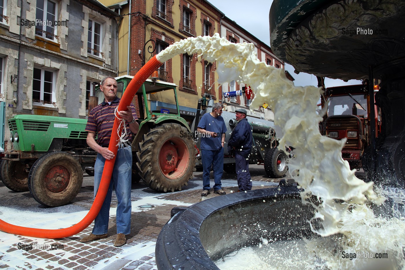 MANIFESTATION PRODUCTEURS DE LAIT SUR LA PLACE DE MOULIN LA MARCHE, PRIX DU LAIT, GREVE DU LAIT EUROPEENNE, ORNE, (61) 