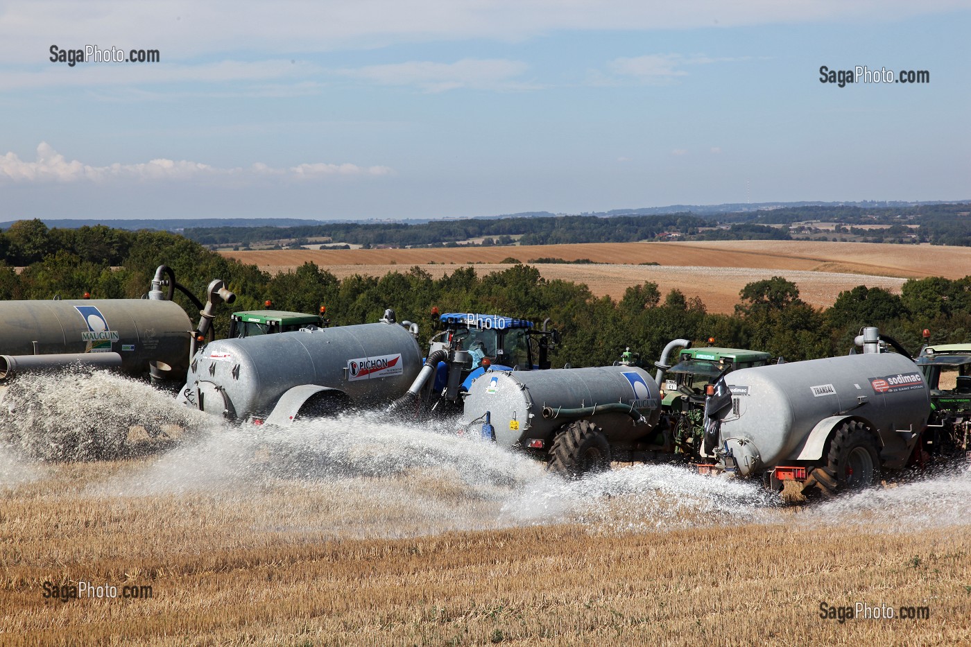 OPERATION EPANDAGE DE LAIT DANS UN CHAMP, LA GREVE DU LAIT EUROPEENNE, PERCHE, ORNE (61) 