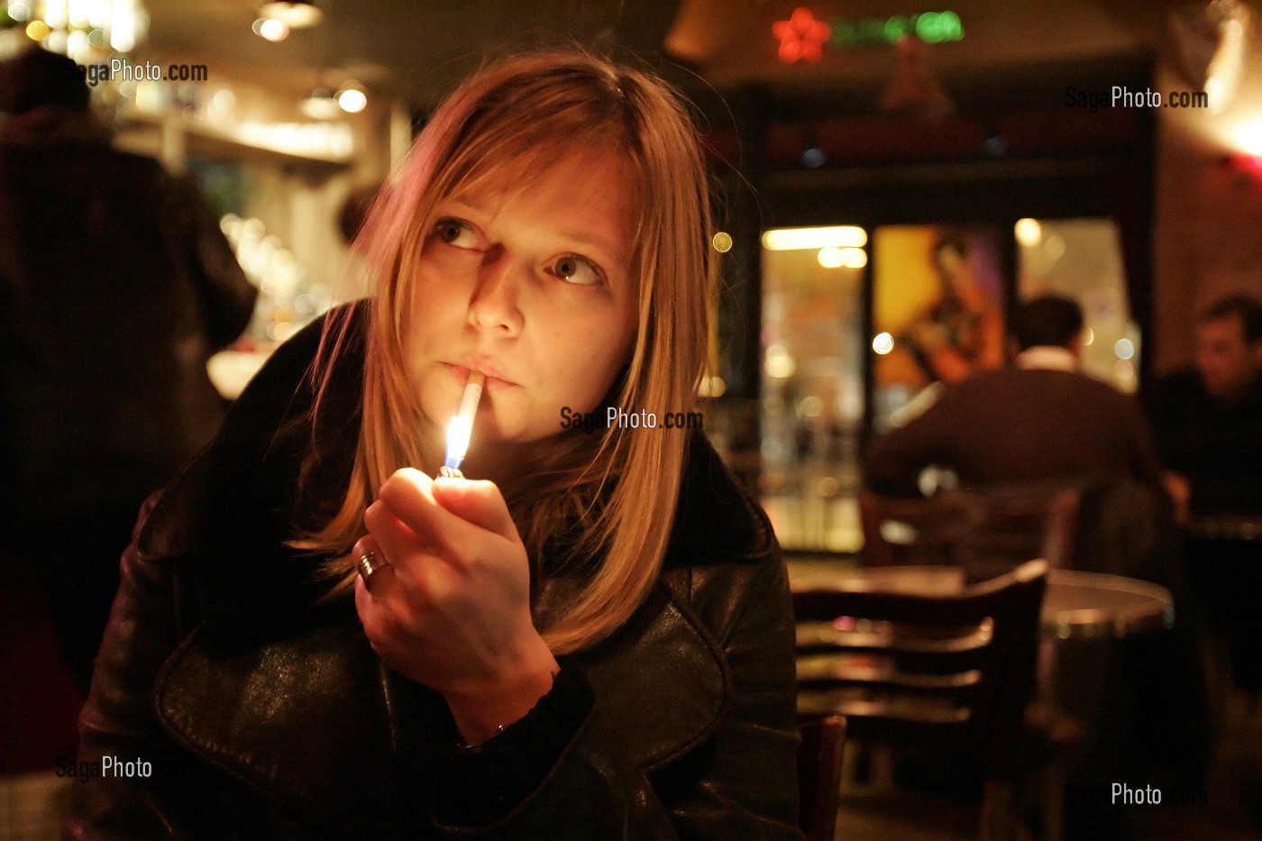 CLIENTE FUMANT DANS UN BAR PARISIEN, PARIS (75) 