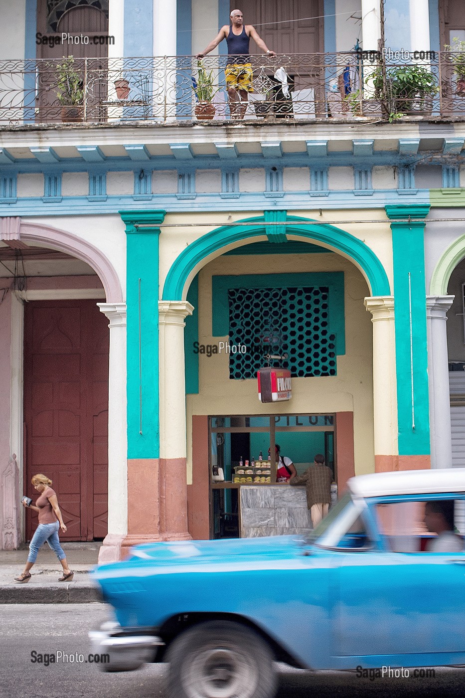 SCENE DE RUE, VIE QUOTIDIENNE DANS LA RUE (AVENIDA DE ITALIA), LA HAVANE, CUBA, CARAIBES 