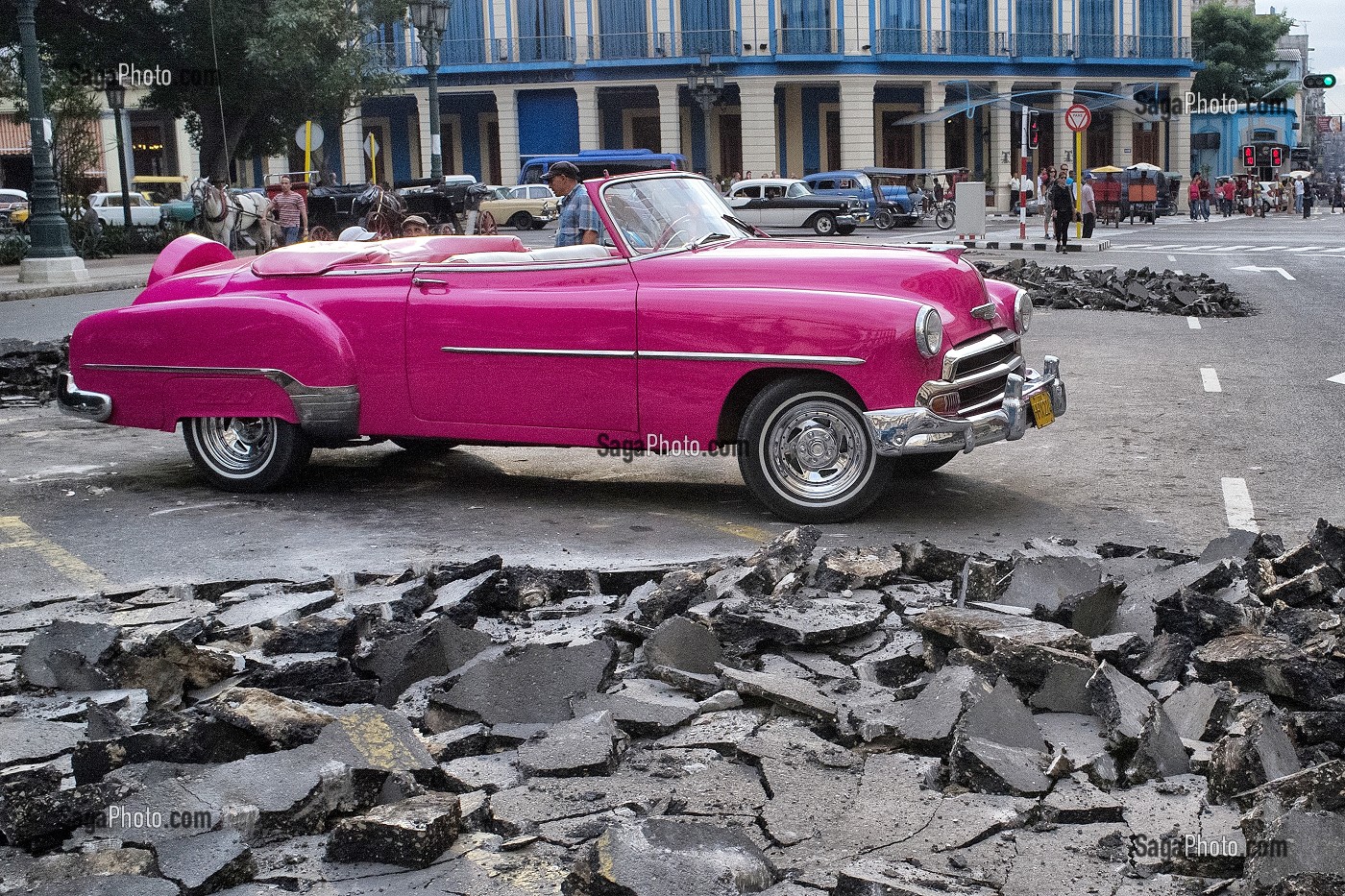 VIEILLE VOITURE AMERICAINE DANS UNE RUE DEFONCEE DE LA HAVANE, CUBA, CARAIBES 