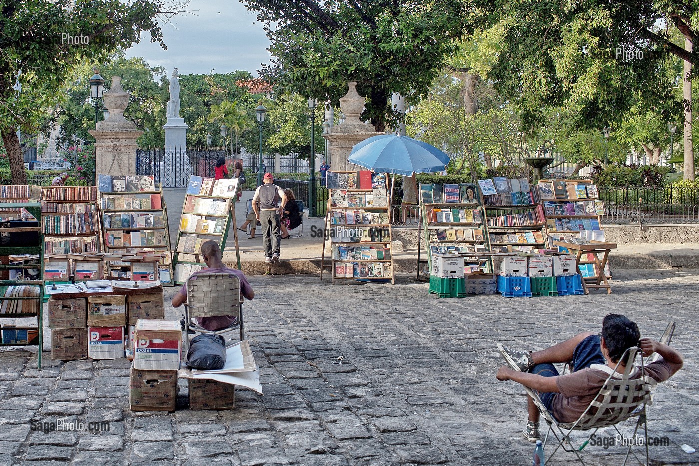 MARCHE AUX LIVRES DANS LE CENTRE DE LA VILLE, PLAZA DE ARMAS, LA HAVANE, CUBA, CARAIBES 