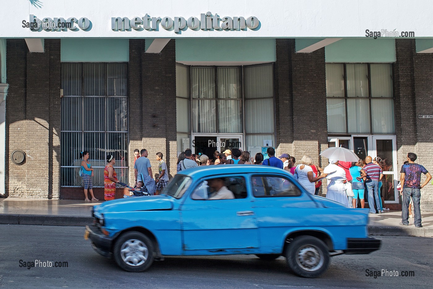 FILE D'ATTENTE DEVANT LA BANQUE D'ETAT, BANCO METROPOLITANO DE LA HAVANE, AVENIDA DE ITALIA, LA HAVANE, CUBA, CARAIBES 