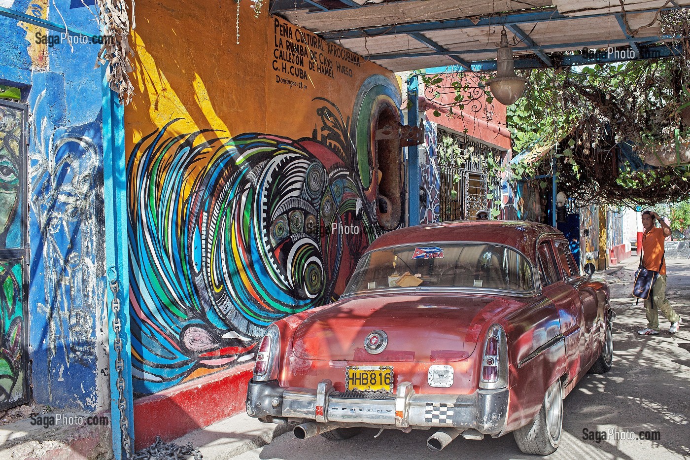 MURS PEINTS DANS LA VILLE, PEINTURES DE LA SANTERA (SYNCHRETISME CUBAIN, CULTURE AFRO CARAIBEENNE), OEUVRES PICTURALES DE SALVADOR GONZALEZ ESCALONA, CALLEJON DE HAMEL, LA HAVANE, CUBA, CARAIBES 