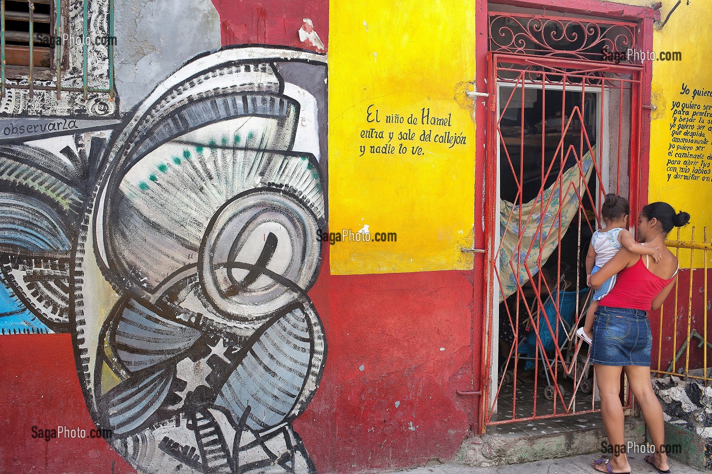 MURS PEINTS DANS LA VILLE, PEINTURES DE LA SANTERA (SYNCHRETISME CUBAIN, CULTURE AFRO CARAIBEENNE), OEUVRES PICTURALES DE SALVADOR GONZALEZ ESCALONA, CALLEJON DE HAMEL, LA HAVANE, CUBA, CARAIBES 
