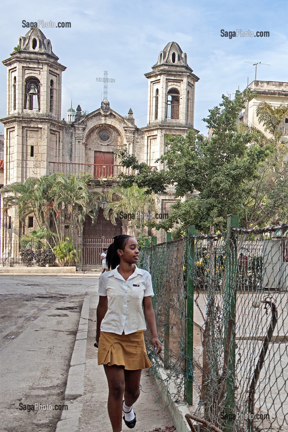 ECOLIERE EN UNIFORME DEVANT L'EGLISE SANTO CRISTO DEL BUEN VIAJE, SCENE DE RUE, VIE QUOTIDIENNE, LA HAVANE, CUBA, CARAIBES 