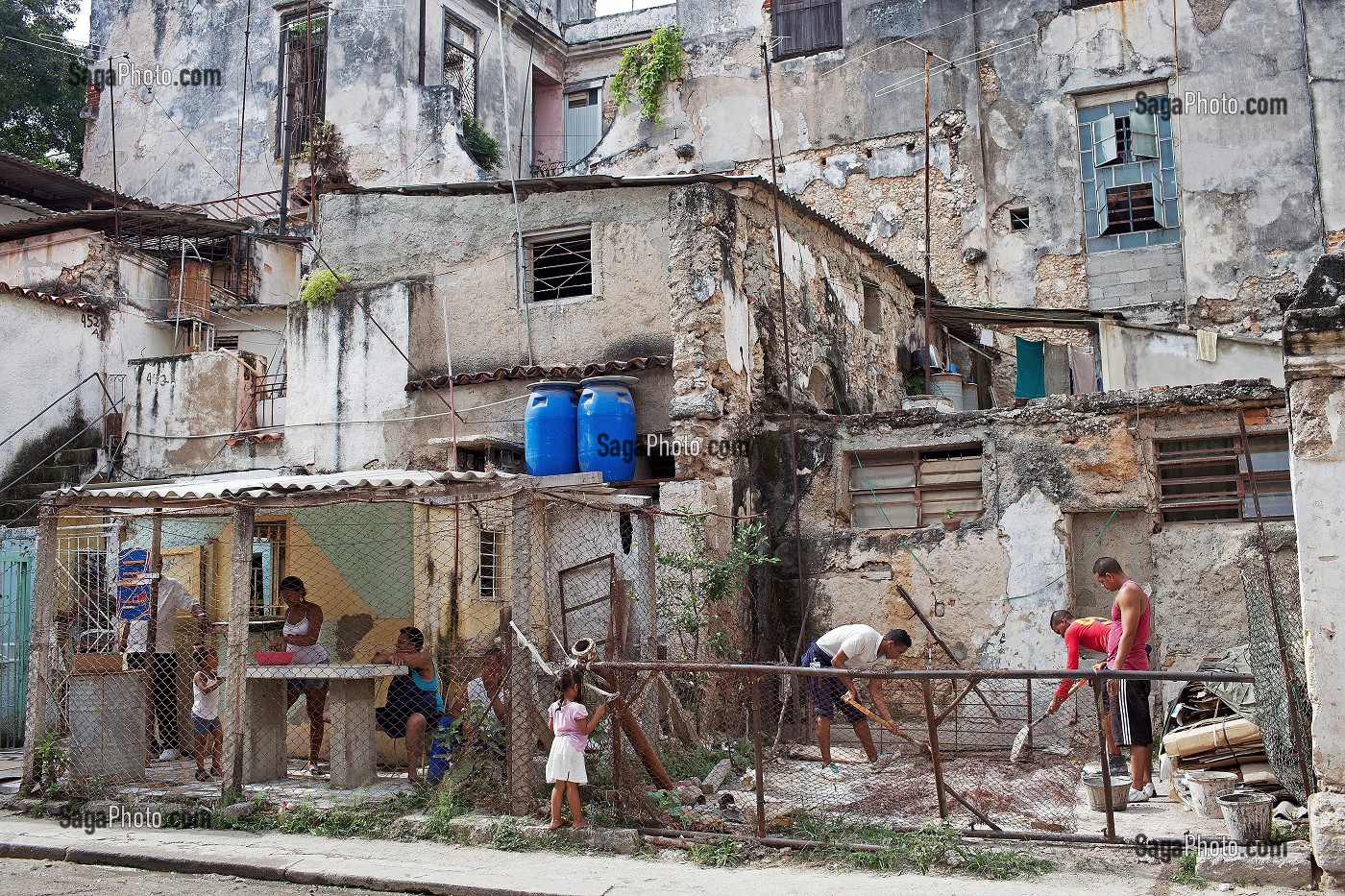 HABITATIONS, SCENE DE RUE, VIE QUOTIDIENNE DANS LES RUE DE LA HAVANE, HAVANA, CUBA 