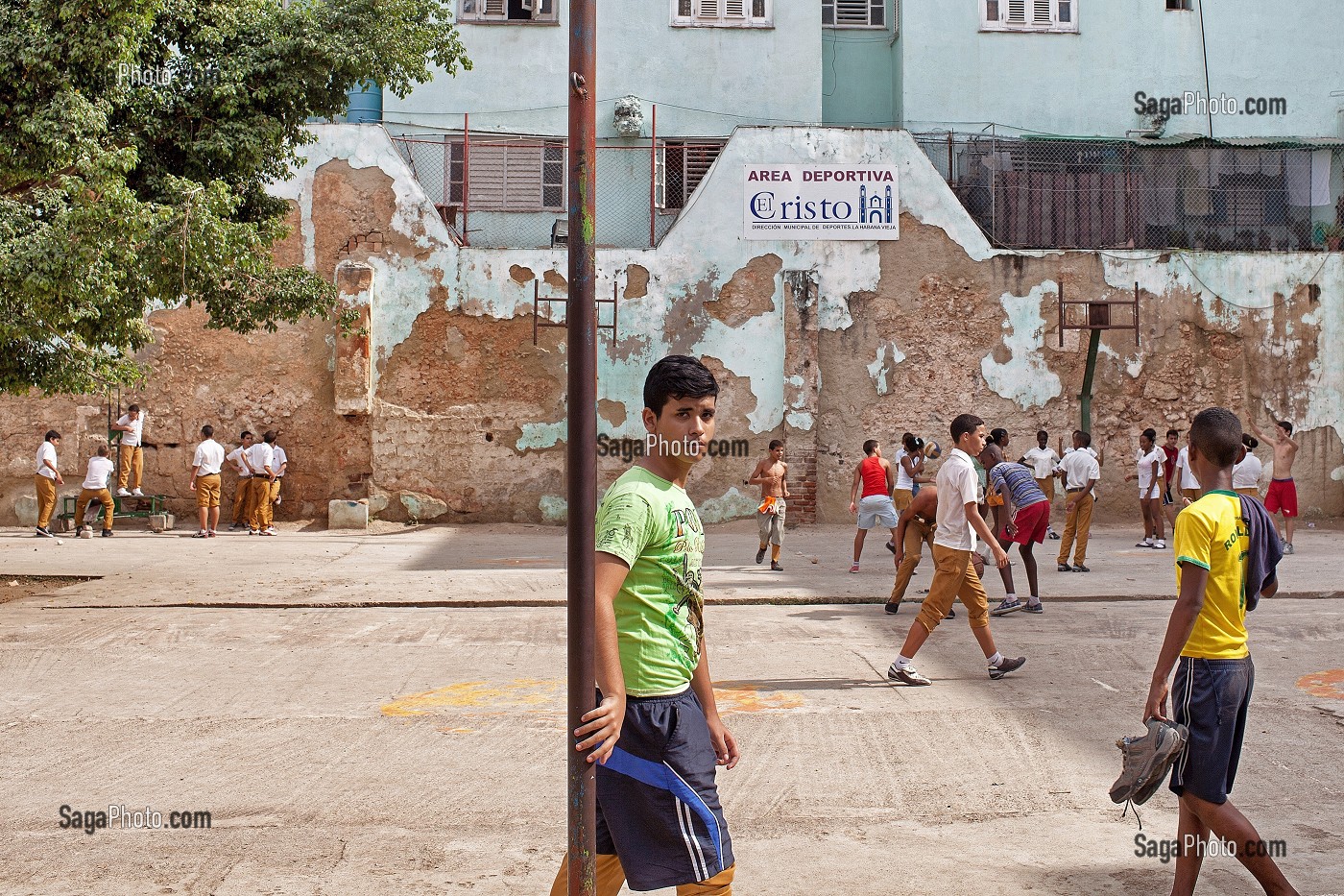 ECOLIERS JOUANT DANS LA COUR D'ECOLE SANTO CRISTO, LA HAVANE, CUBA, CARAIBES 