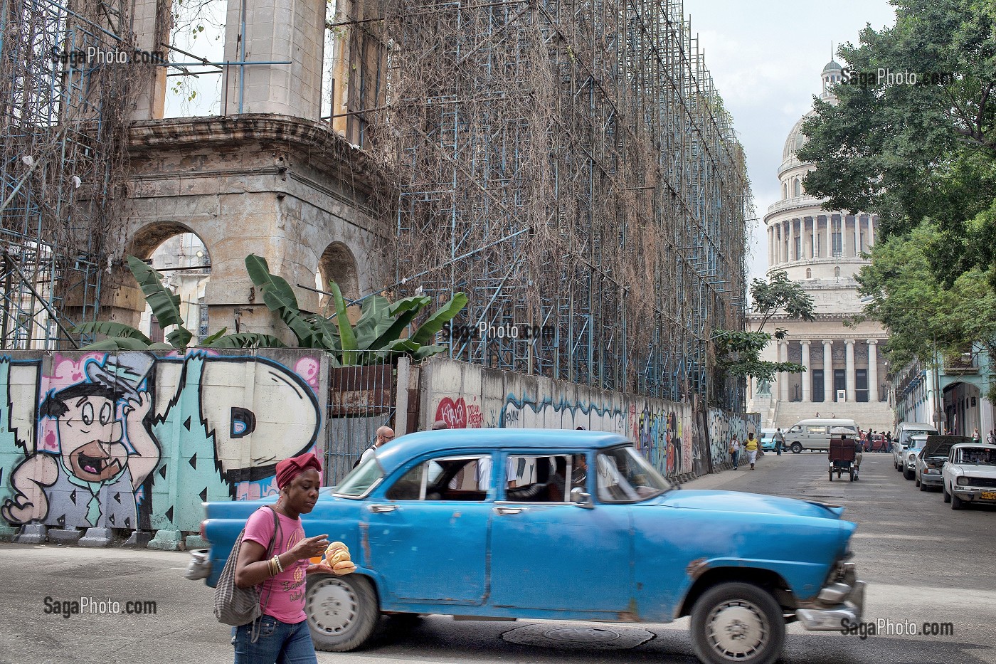 VIEILLES VOITURES AMERICAINES ET PEINTURES MURALES DEVANT LE CAPITOLE, SCENE DE RUE, VIE QUOTIDIENNE, AVENIDA BELGICA, HAVANE, CUBA, CARAIBES 