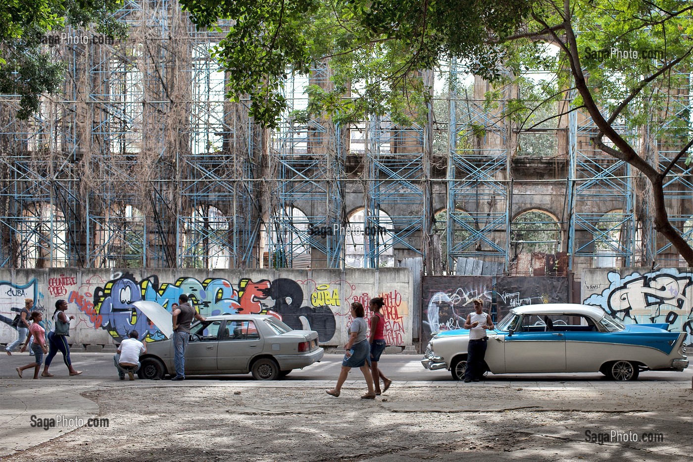 REPARATION DE VIEILLES VOITURES AMERICAINES, SCENE DE RUE, VIE QUOTIDIENNE, CALLE TENIENTE REY, LA HAVANE, CUBA, CARAIBES 