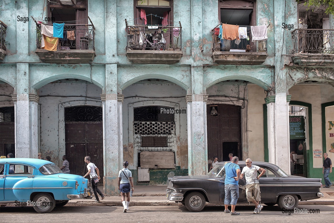 VIEILLES VOITURES AMERICAINES, SCENE DE RUE, VIE QUOTIDIENNE, AVENIDA BELGICA, HAVANE, CUBA, CARAIBES 