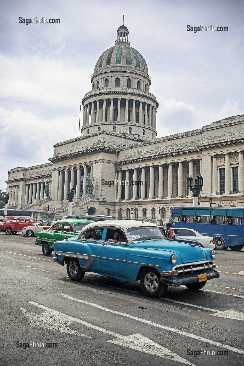 VIEILLES VOITURES AMERICAINES DEVANT LE CAPITOLE NATIONAL, LA HAVANE, CUBA, CARAIBES 
