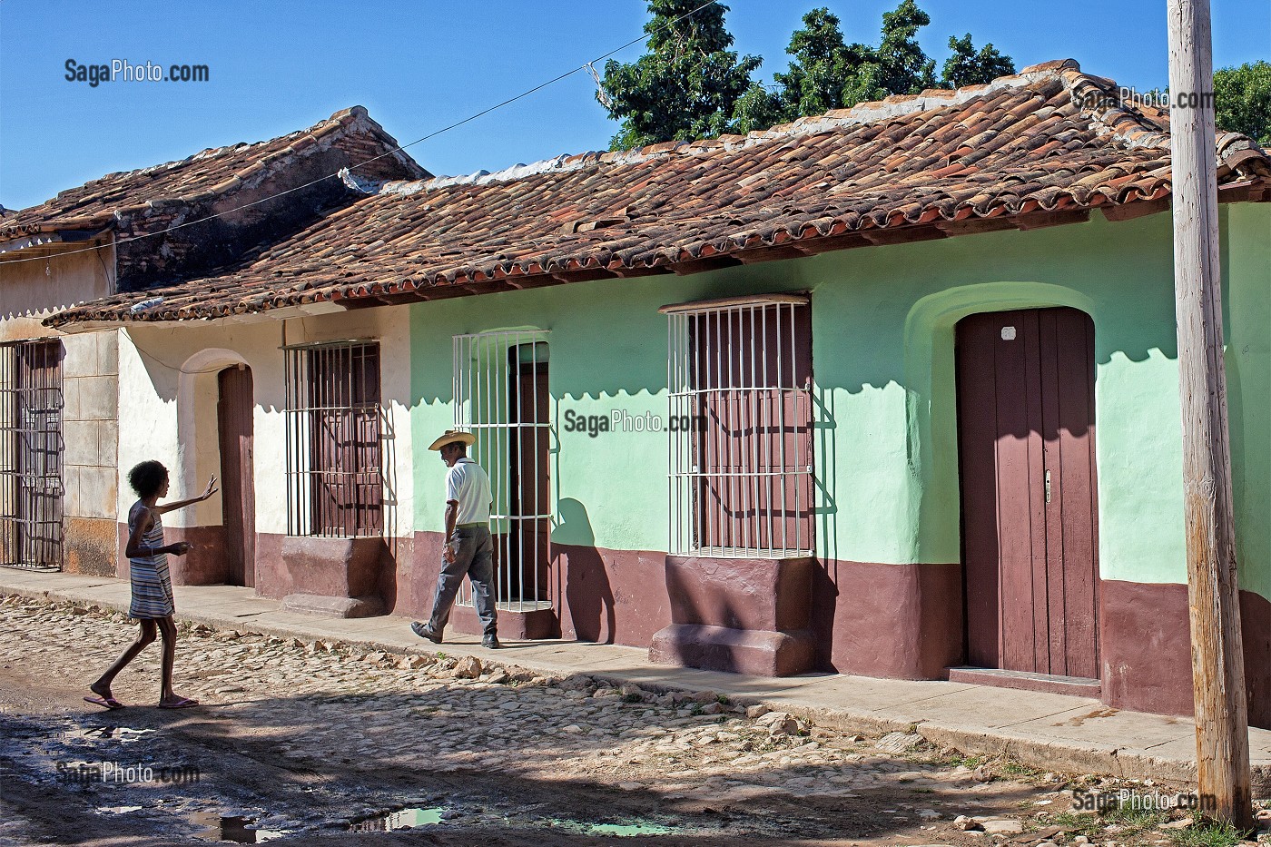 AMBIANCE DE RUE DEVANT LES FACADES COLOREES DES MAISONS, TRINIDAD, CLASSEE AU PATRIMOINE MONDIAL DE L’HUMANITE PAR L’UNESCO, CUBA, CARAIBES 