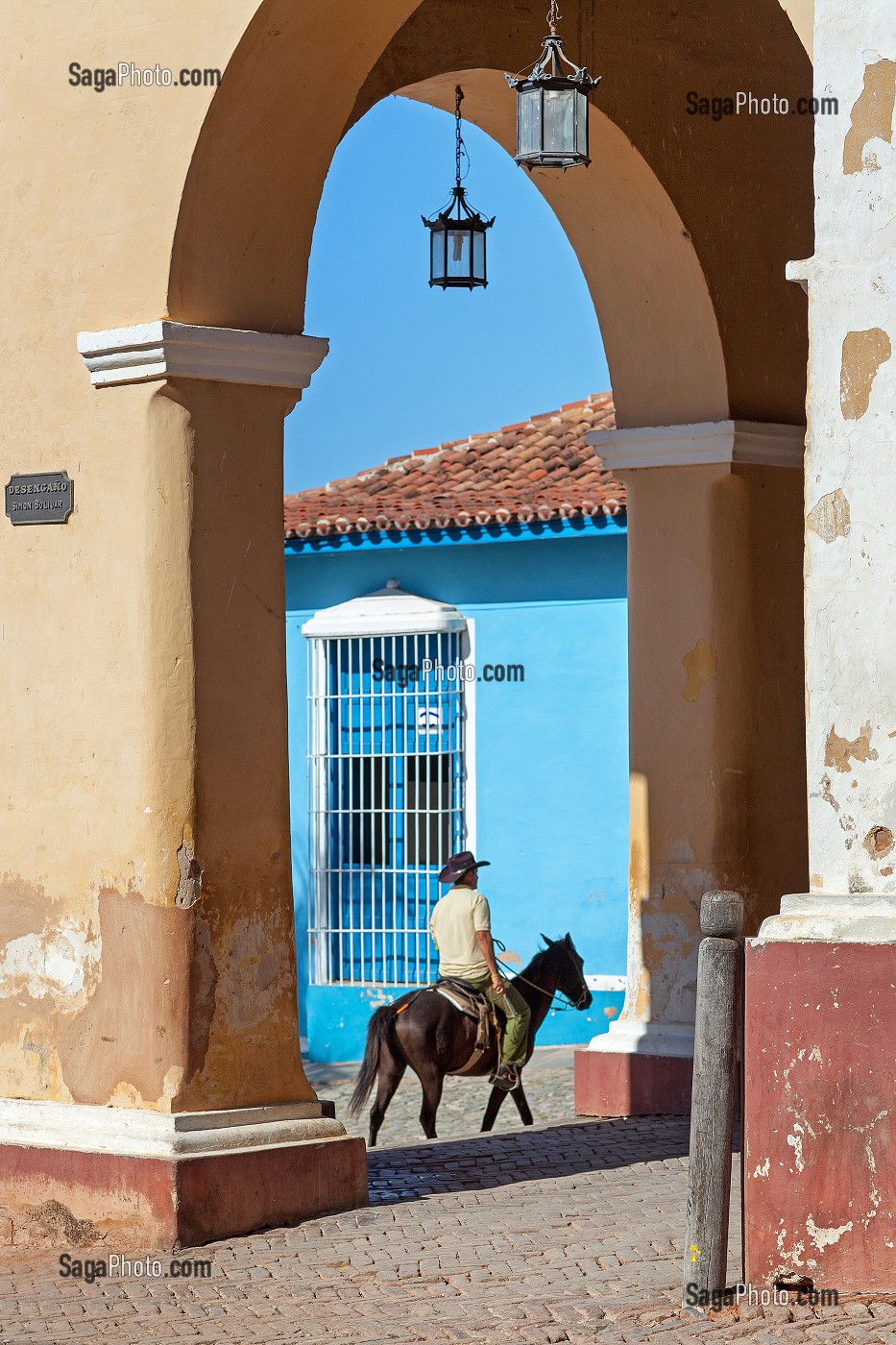HOMME A CHEVAL PASSANT SOUS LES ARCADES DE L'EGLISE SANTA ANA, TRINIDAD, CLASSEE AU PATRIMOINE MONDIAL DE L’HUMANITE PAR L’UNESCO, CUBA, CARAIBES 