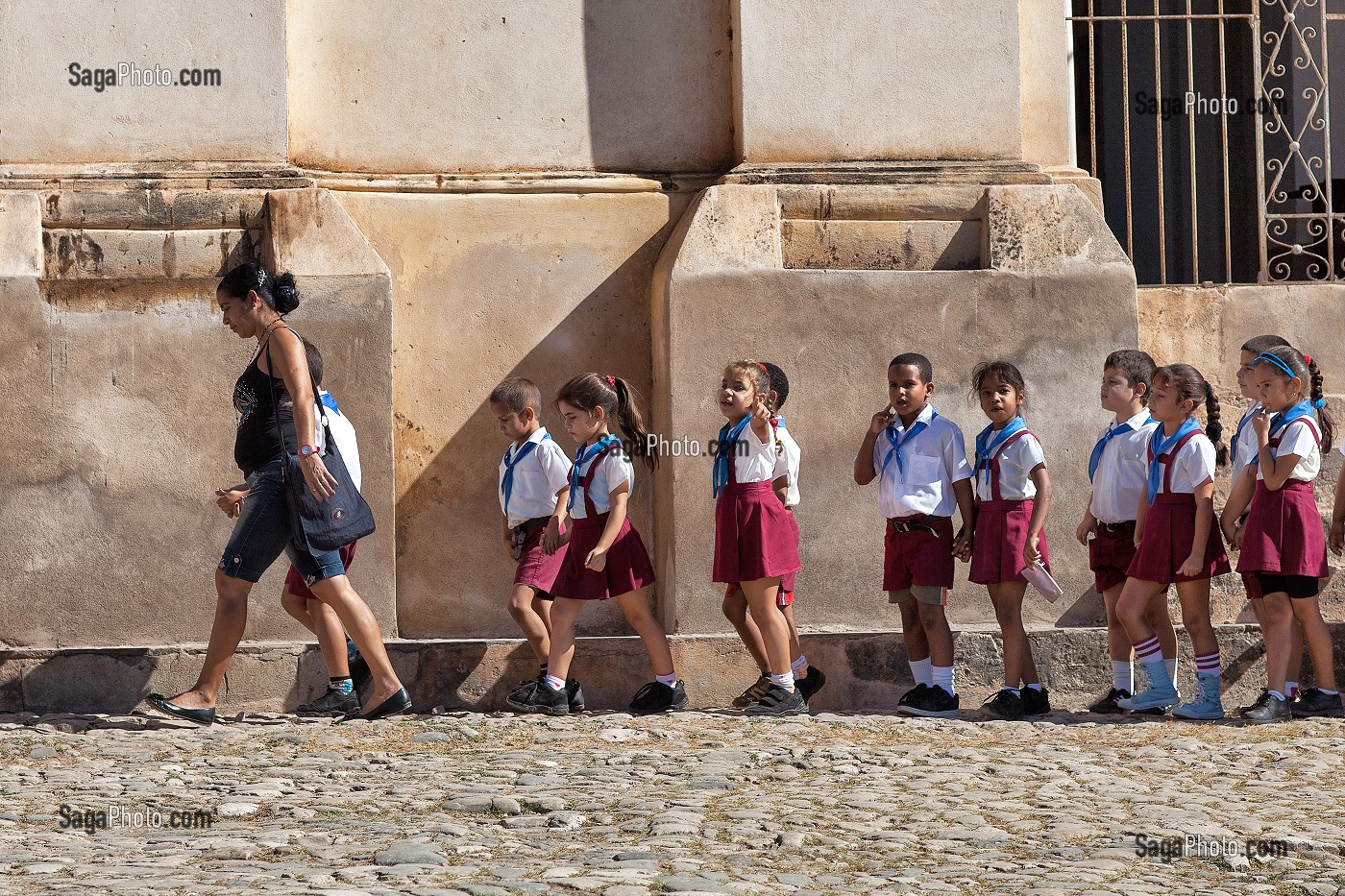 ECOLIERS EN UNIFORME SCOLAIRE ALLANT A L'ECOLE DEVANT L'EGLISE SANTA ANA, TRINIDAD, CLASSEE AU PATRIMOINE MONDIAL DE L’HUMANITE PAR L’UNESCO, CUBA, CARAIBES 