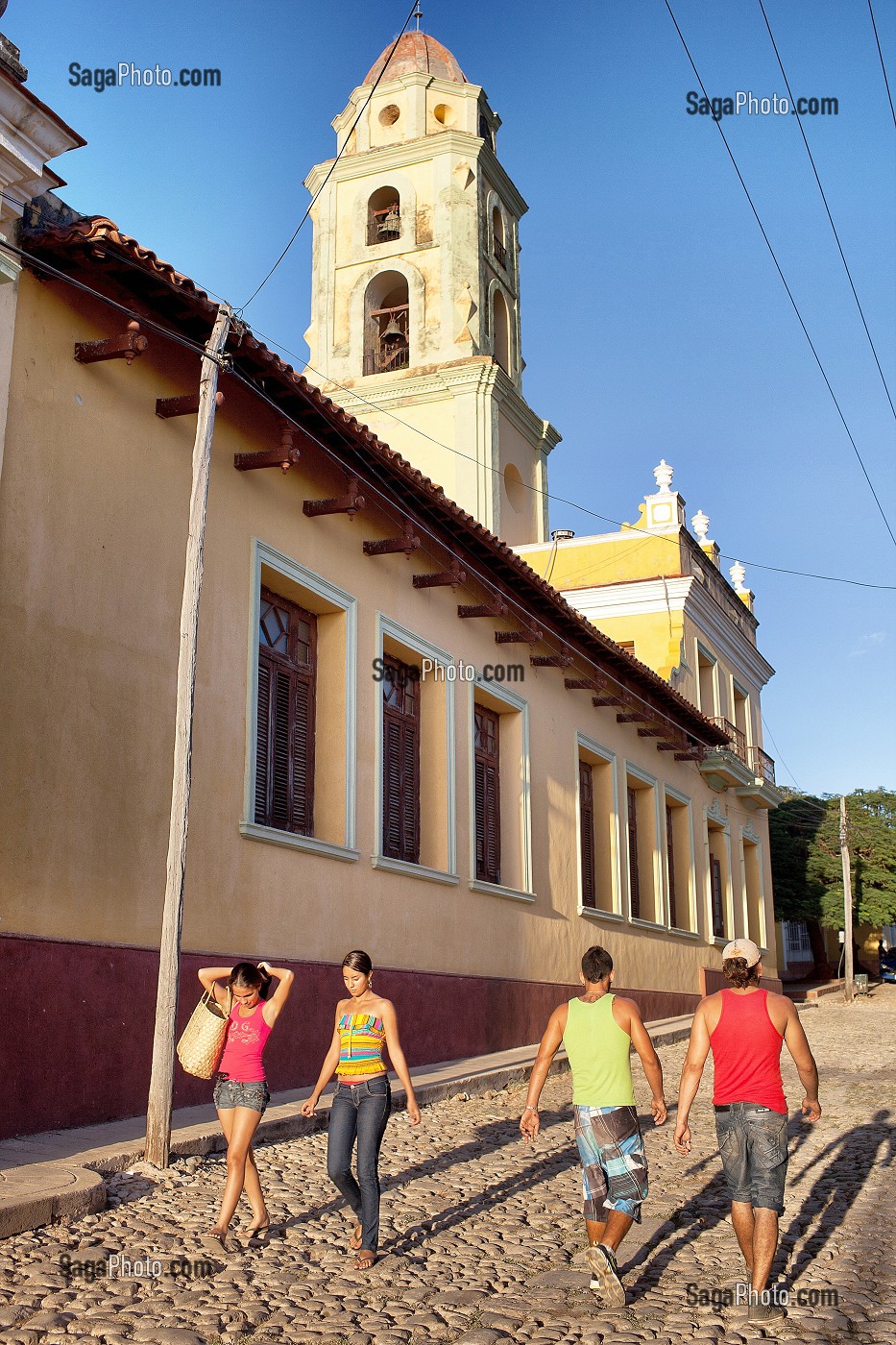 SCENE DE RUE PRES DE L'EGLISE DU COUVENT SAINT FRANCOIS D'ASSISE, TRINIDAD, CLASSEE AU PATRIMOINE MONDIAL DE L’HUMANITE PAR L’UNESCO, CUBA, CARAIBES 