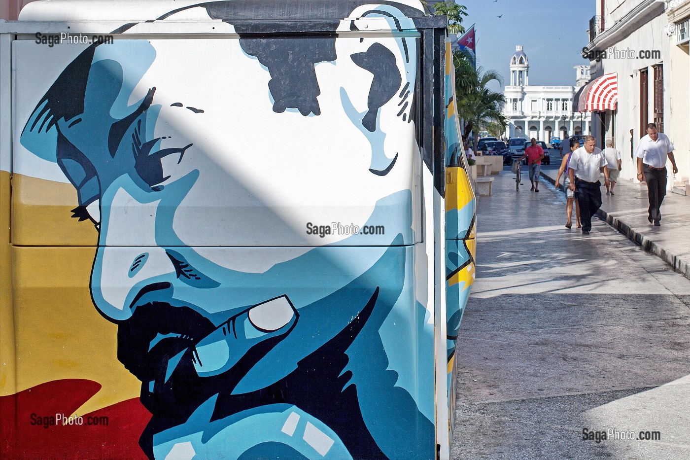 PORTRAIT DE CARLOS 'PATATO' VALDES, CELEBRE MUSICIEN ET PERCUSSIONNISTE CUBAIN, STREET ART, RUE COMMERCANTE ET PIETONNE DE SAN FERNANDO (AVENIDA 54), CIENFUGOS, CUBA, CARAIBES 