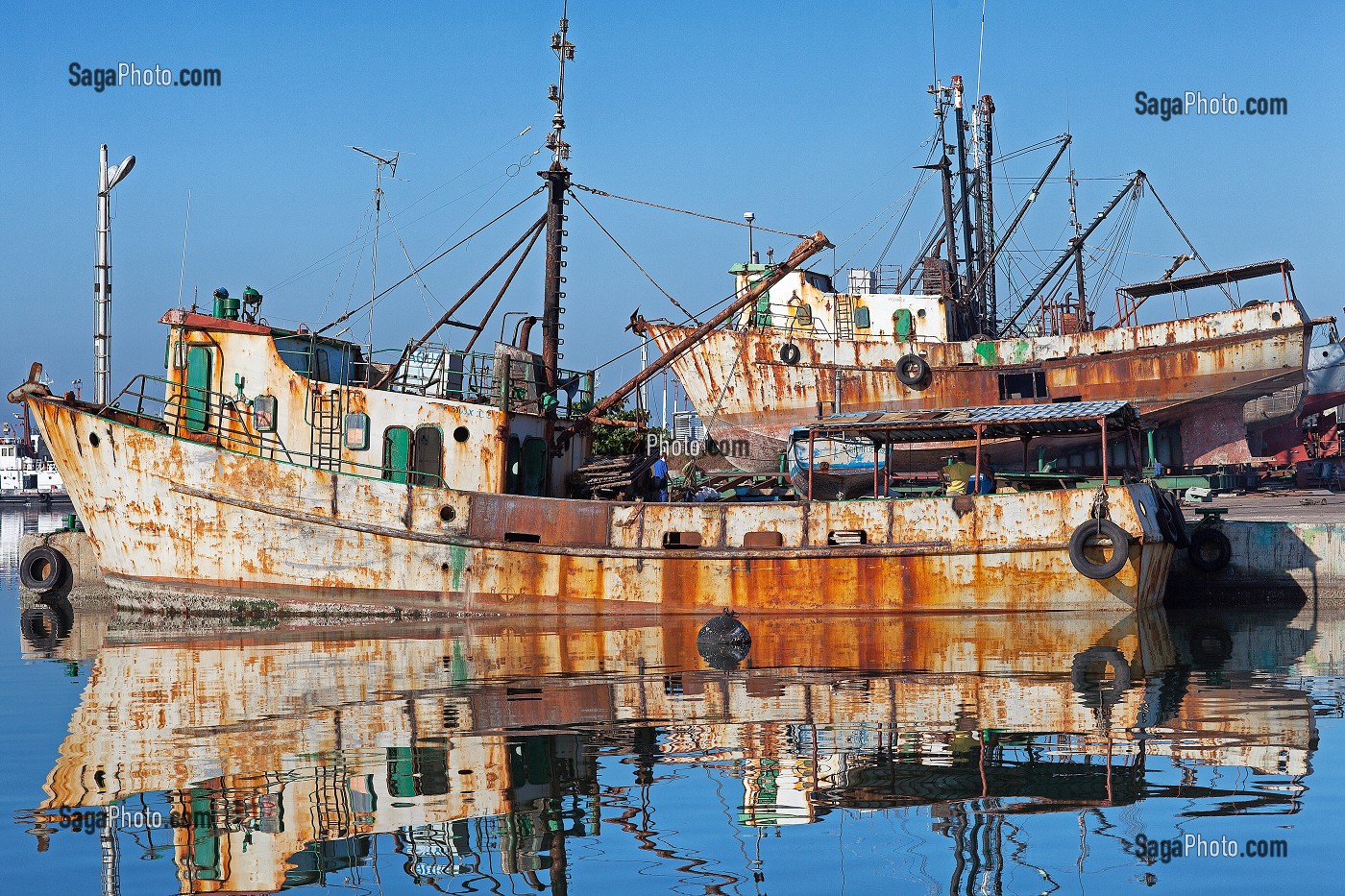 CHANTIERS NAVALS AVEC VIEUX BATEAUX EN REPARATION DANS LA BAIE DE CIENFUGOS, ANCIENNE VILLE PORTUAIRE PEUPLEE PAR LES FRANCAIS AU XIX EME SIECLE, CLASSEE AU PATRIMOINE MONDIAL DE L'HUMANITE PAR L'UNESCO, CUBA, CARAIBES 