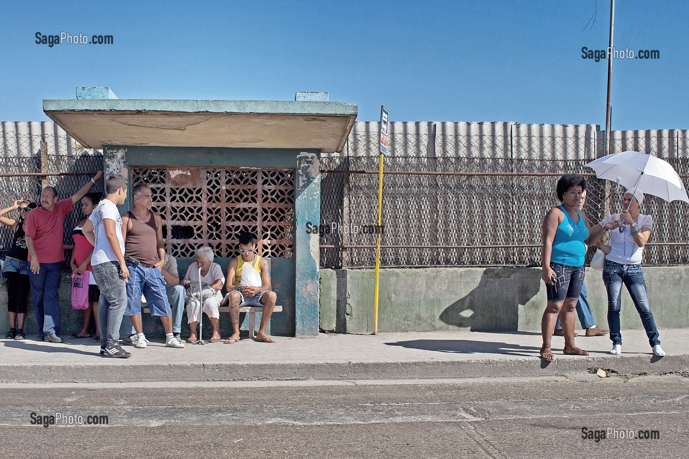 ARRET DE BUS, SCENE DE RUE ET VIE QUOTIDIENNE, LA HAVANE, CUBA, CARAIBES 