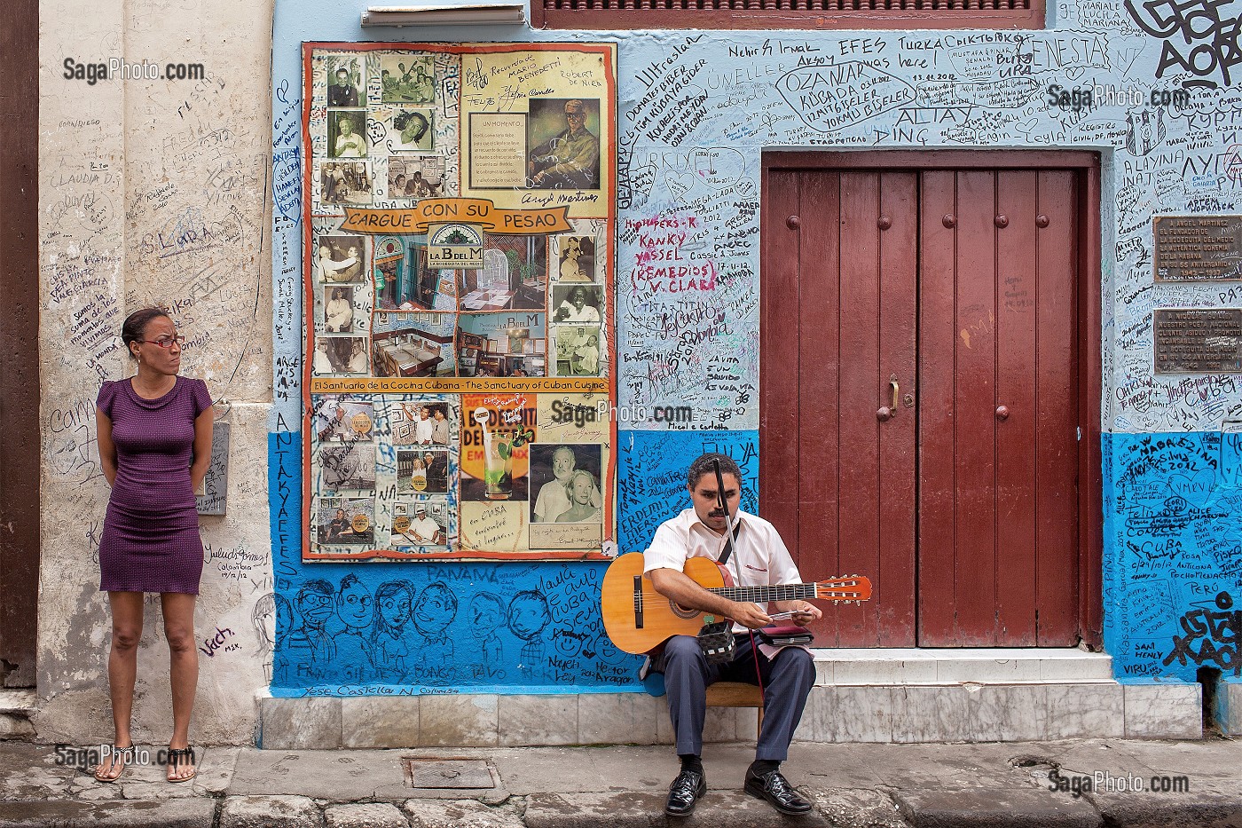 MUSICIEN DEVANT LE BAR OU HEMINGWAY VENAIT PRENDRE UN MOJITO, CAFE DE LA BODEGUITA DEL MEDIO, CALLE EMPEDRADO, LA HAVANE, CUBA, CARAIBES 