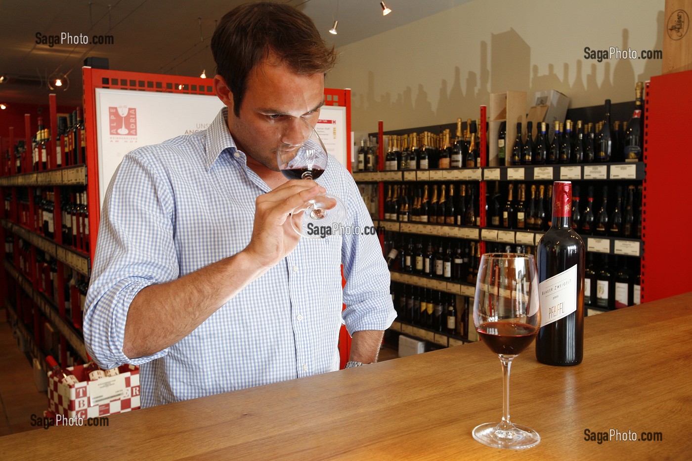 DEGUSTATION DE VIN, CAVISTE, ALPE ADRIA, CAVE A VIN, VIENNE, AUTRICHE 