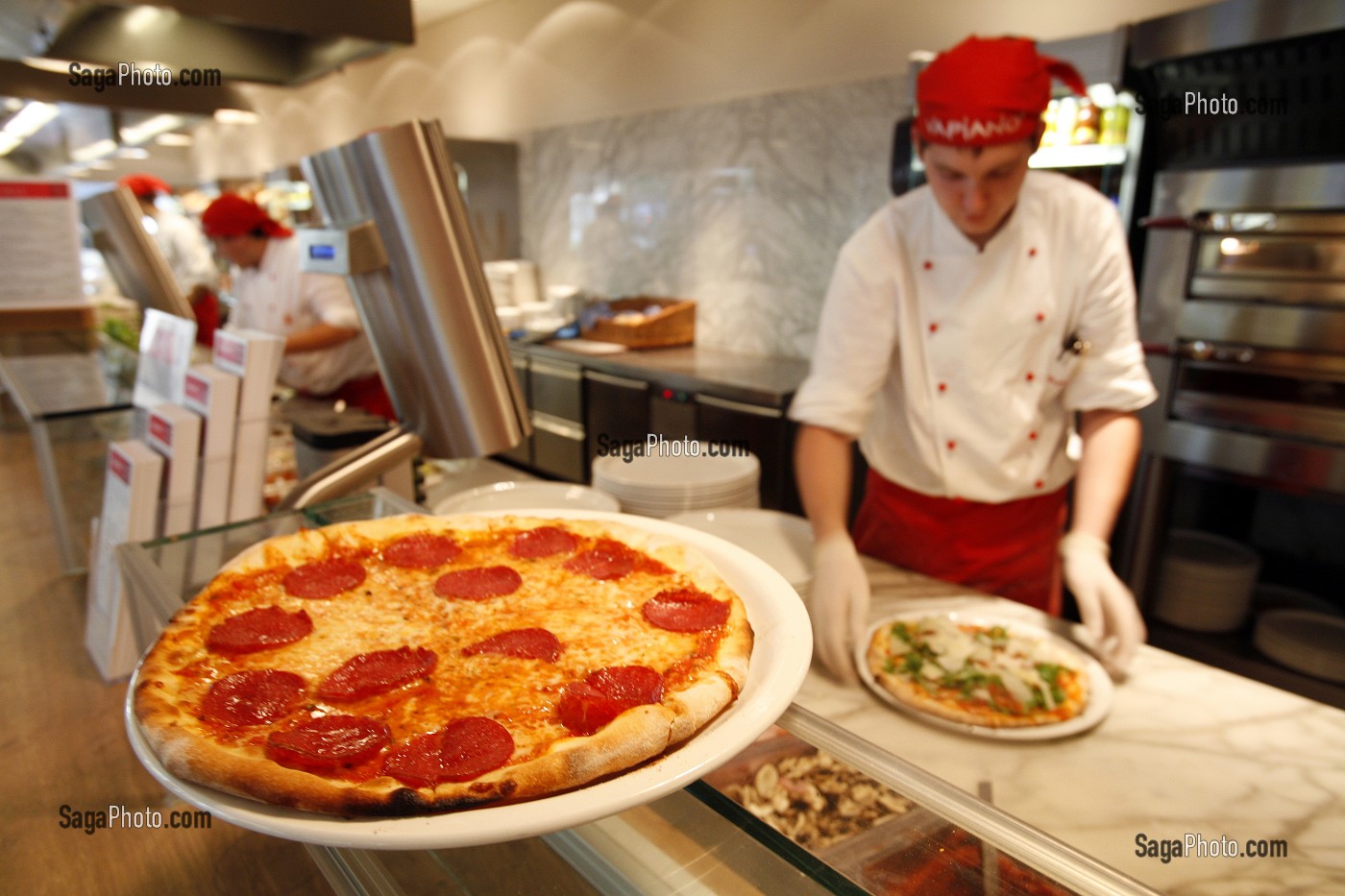 PIZZAIOLO ET PIZZA, RESTAURANT ITALIEN VAPIANO, VIENNE, AUTRICHE 
