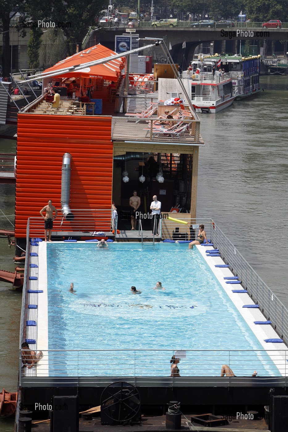 BADESCHIFF WIEN, VIENNE-PLAGE, EN ALLEMAND BADESCHIFF. LE COMPLEXE DE 3000M2, INSTALLE SUR LE CANAL DU DANUBE, COMPREND PISCINE FLOTTANTE DE 25 M DE LONG, EQUIPEMENTS SPORTIFS, BAR, RESTAURANT ET TERRASSE AVEC TRANSATS, VIENNE, AUTRICHE 