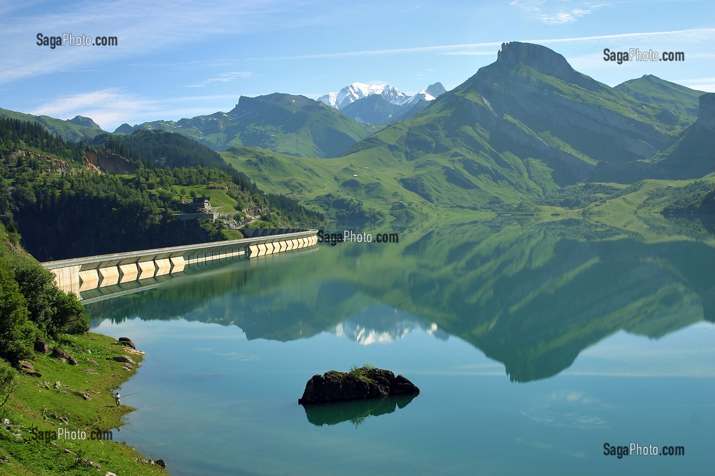 BARRAGE DE ROSELEND AVEC LA CHAINE DU MONT BLANC EN ARRIERE PLAN, SAVOIE (73), FRANCE 