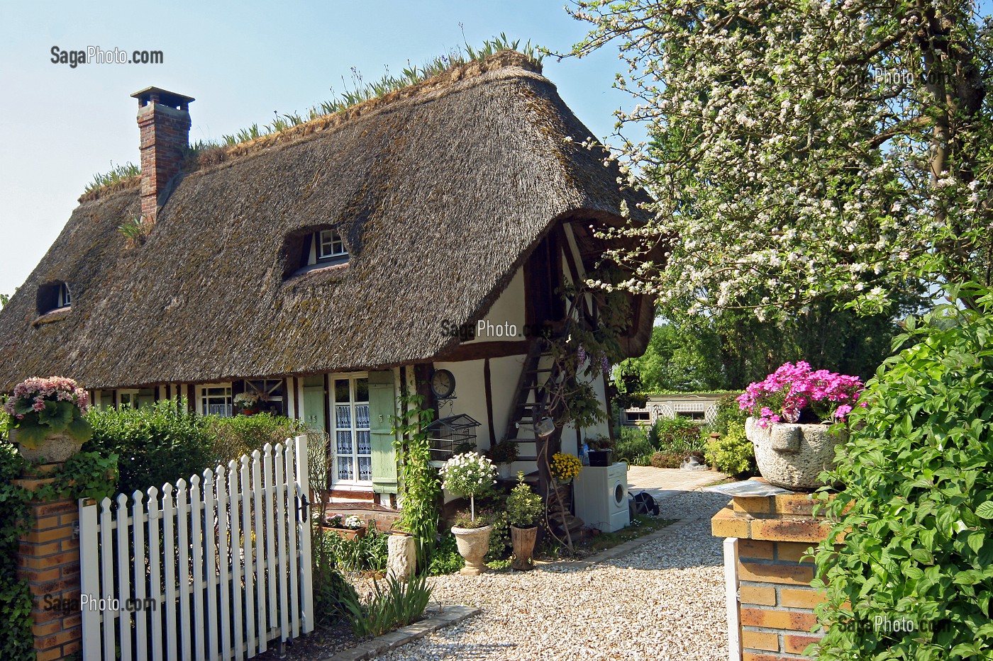 CHAUMIERES, MARAIS VERNIER, TOIT EN CHAUME, MAISON NORMANDE, RESIDENCE SECONDAIRE, EURE (27), FRANCE 