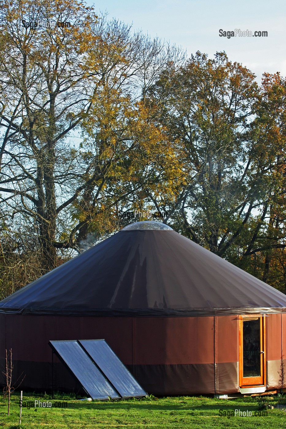 YOURTE CONTEMPORAINE AVEC PANNEAU SOLAIRE, MAISON ECOLOGIQUE AVEC CHAUFFAGE SOLAIRE, ECOLOGIE, BOIS, NATURE ET ENVIRONNEMENT, ORNE (61) 