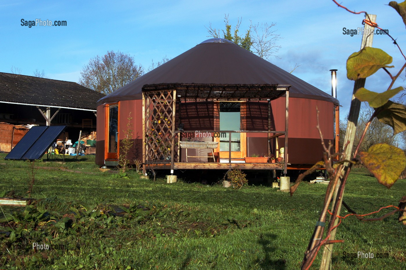 YOURTE CONTEMPORAINE AVEC PANNEAU SOLAIRE, MAISON ECOLOGIQUE AVEC CHAUFFAGE SOLAIRE, ECOLOGIE, BOIS, NATURE ET ENVIRONNEMENT, ORNE (61) 