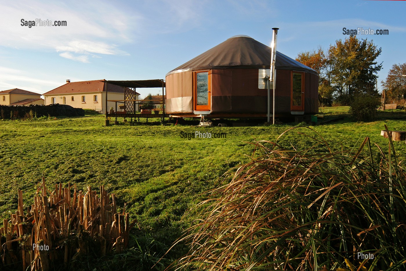 YOURTE CONTEMPORAINE AVEC PANNEAU SOLAIRE, MAISON ECOLOGIQUE AVEC CHAUFFAGE SOLAIRE, ECOLOGIE, BOIS, NATURE ET ENVIRONNEMENT, ORNE (61) 