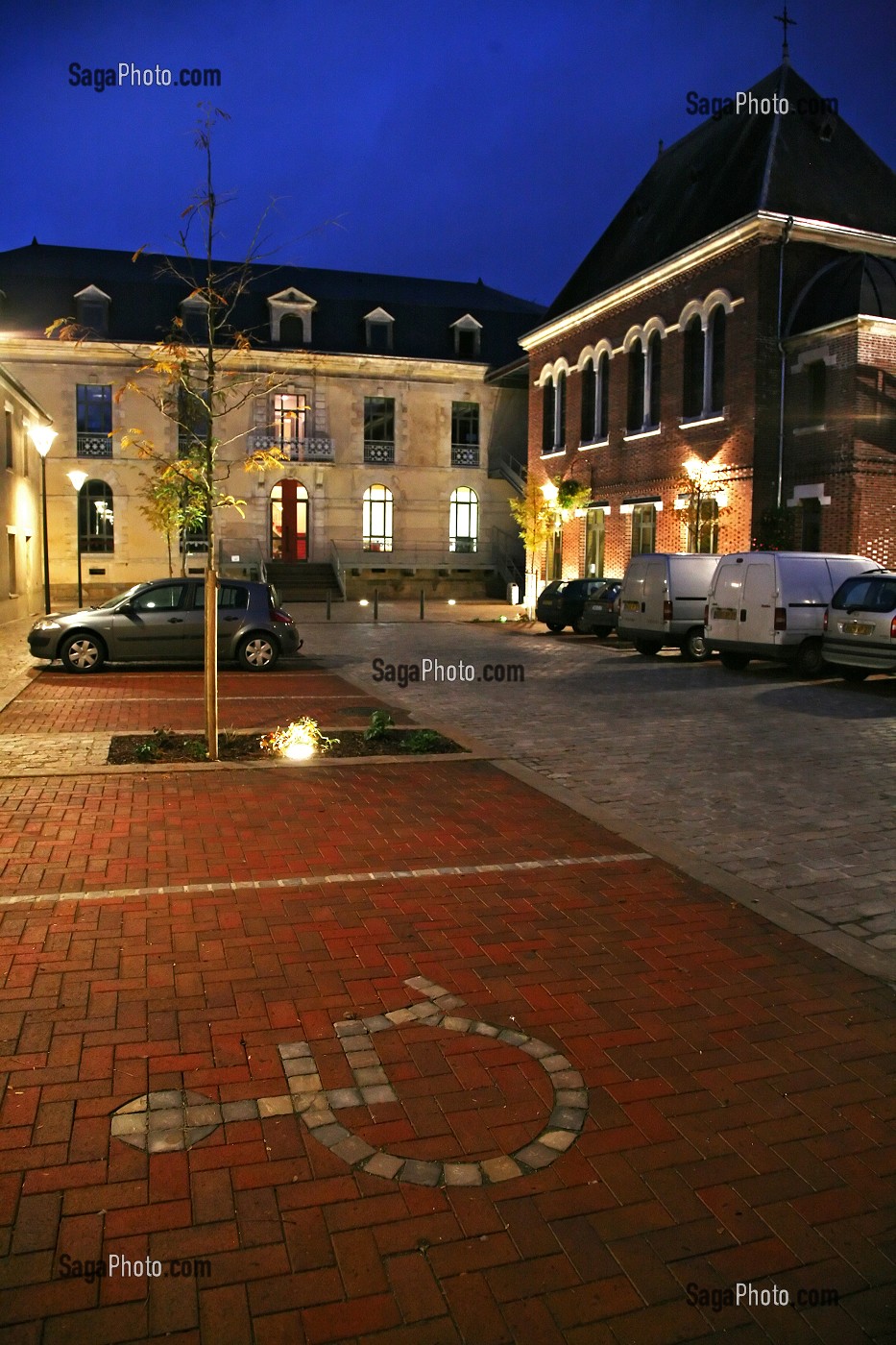 PLACE DE PARKING RESERVE AUX HANDICAPES, RUGLES, EURE (27), HAUTE-NORMANDIE, FRANCE 
