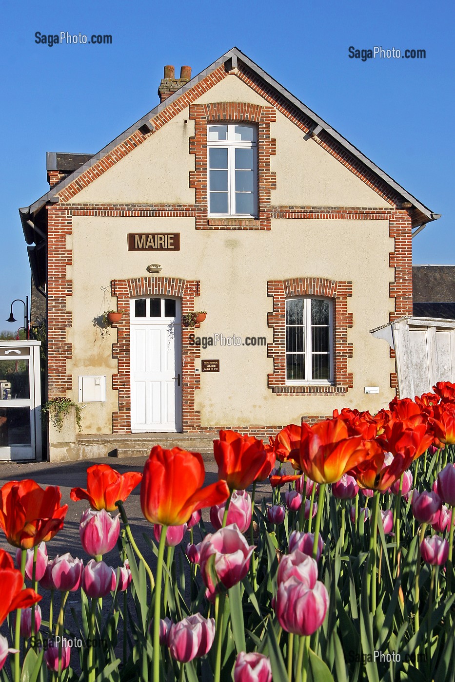 MAIRIE DE NEILLY LE BISSON AVEC MASSIF FLORAL DE TULIPES, CABINE TELEPHONIQUE, ORNE (61), BASSE-NORMANDIE, FRANCE 