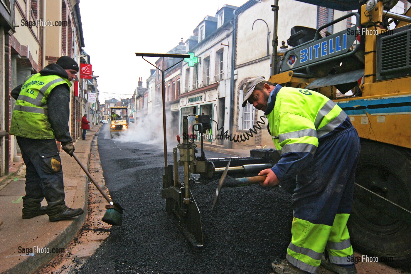 POSE D'ENROBE DANS UNE RUE COMMERCANTE, TRAVAUX DE RENOVATION D'UNE PETITE VILLE, RUGLES, EURE (27), HAUTE-NORMANDIE, FRANCE, EUROPE 