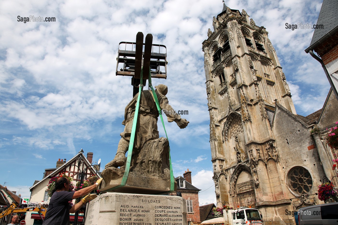 DEPLACEMENT DU MONUMENT AUX MORTS, CHANTIER DE REHABILITATION DU CENTRE D'UNE PETITE VILLE RURALE, RUGLES, EURE (27), HAUTE-NORMANDIE, FRANCE, EUROPE 
