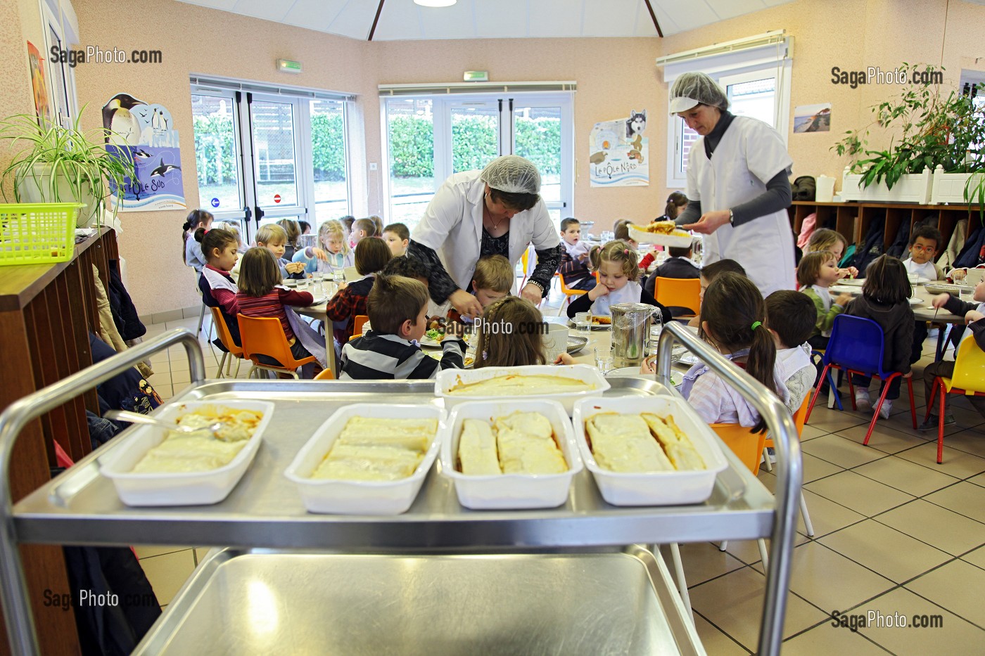 FEMMES SERVANT LE REPAS AUX ECOLIERS DANS UNE CANTINE SCOLAIRE, RUGLES, EURE (27), HAUTE-NORMANDIE, FRANCE, EUROPE 